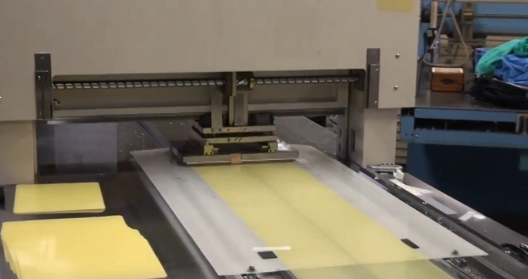 iPad画面保護フィルム打抜き例１